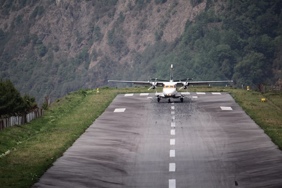 aeroplane landing on lukla airport
